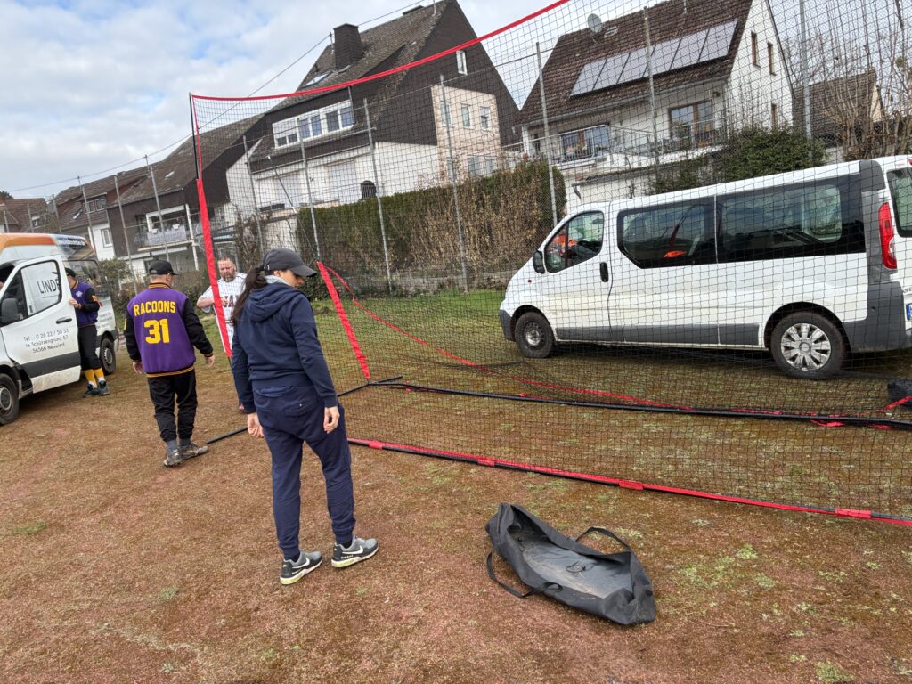 Spieler im Racoons-Trikot Nummer 31 hilft beim Auf- und Abbau am Trainingsplatz